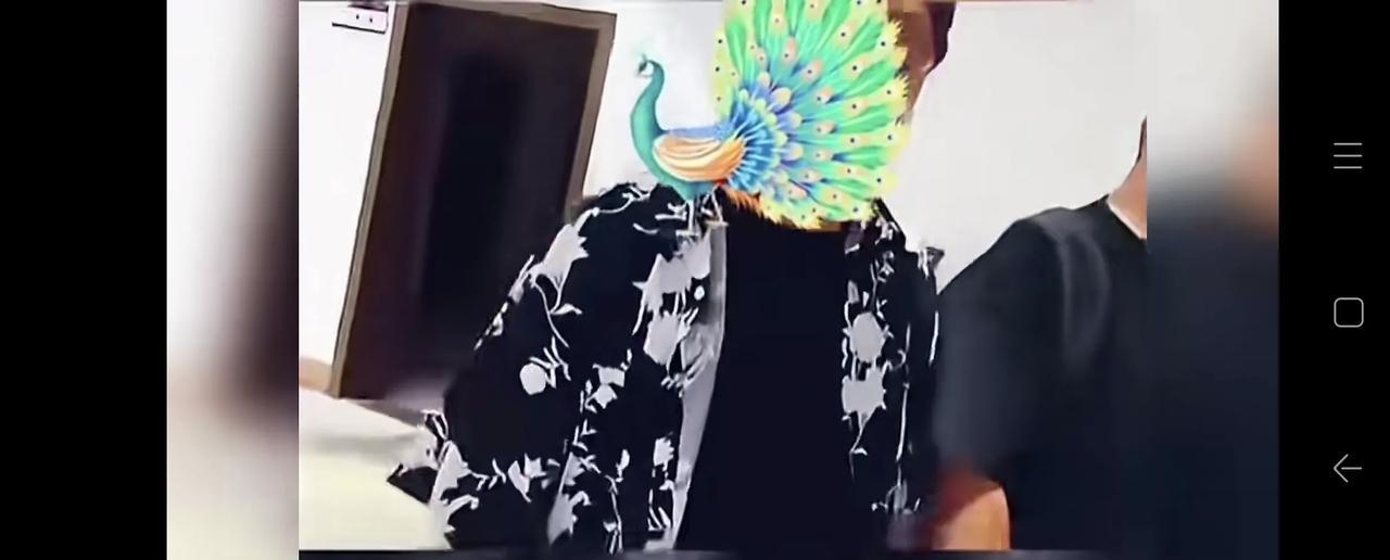 孔雀杯评委遭到当众质疑涉嫌受贿，徇私枉法，他们将一个表演一般的学生打高分，表演出