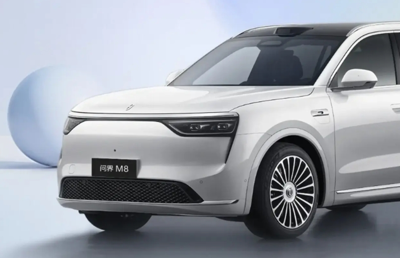 车无完车，来看看大型SUV设计失败的地方。
1. 问界M8，耷拉的前大灯。
2.