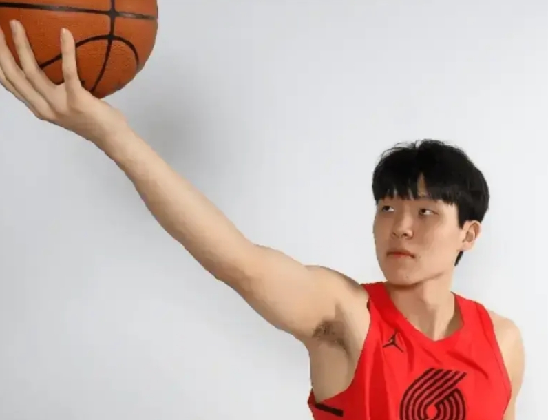 杨瀚森最应该感谢的不是国家队也不是篮协，而是广大球迷。
如果放在早些年，篮协可不