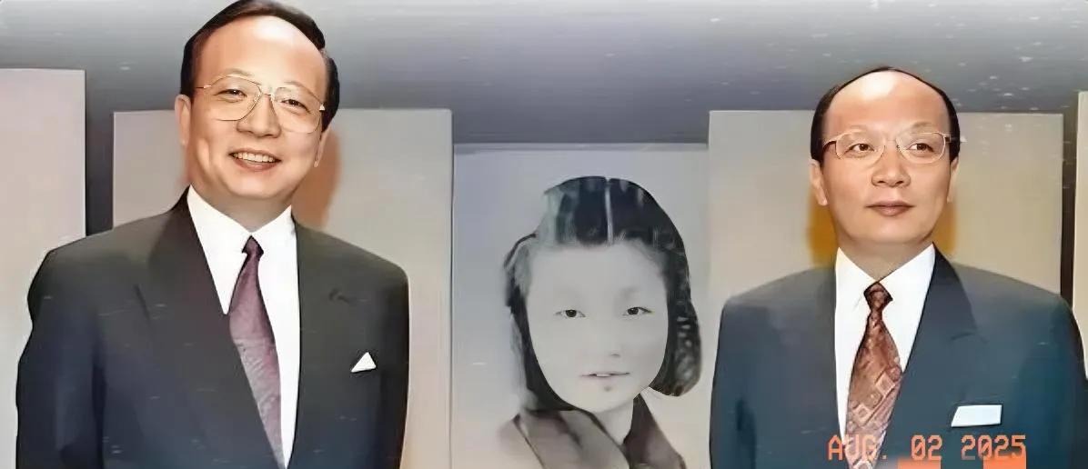 这是蒋经国与章亚若非婚所生育的两个儿子蒋孝严蒋孝慈。
哥俩在生母遗像前的合影。