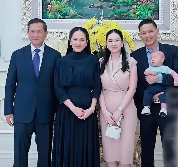 洪森的儿子、儿媳一点不像是从穷国家出来的人，看着就像是西方精英。洪玛奈一身西装笔
