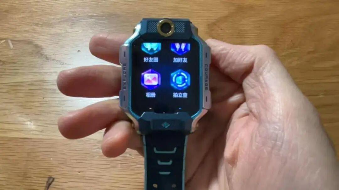 “妈妈，我只有7级，没人给我点赞…”那个低头摆弄手表的孩子，好像在对我无声求救