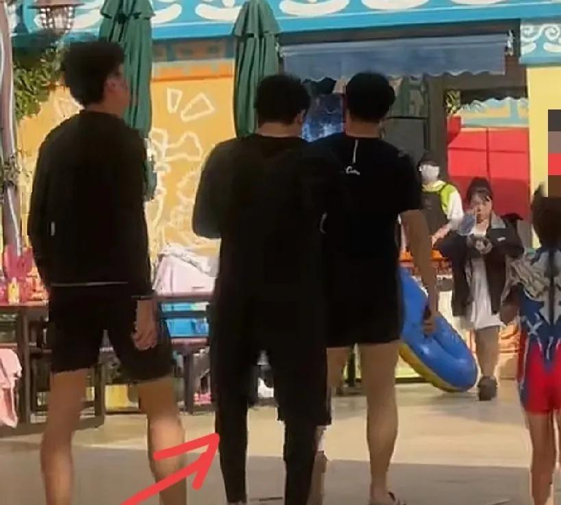 大胖这是让唇语搞烦了？
6月15日没等到莎莎，
她亲哥大胖出现了，
带着儿子逛环