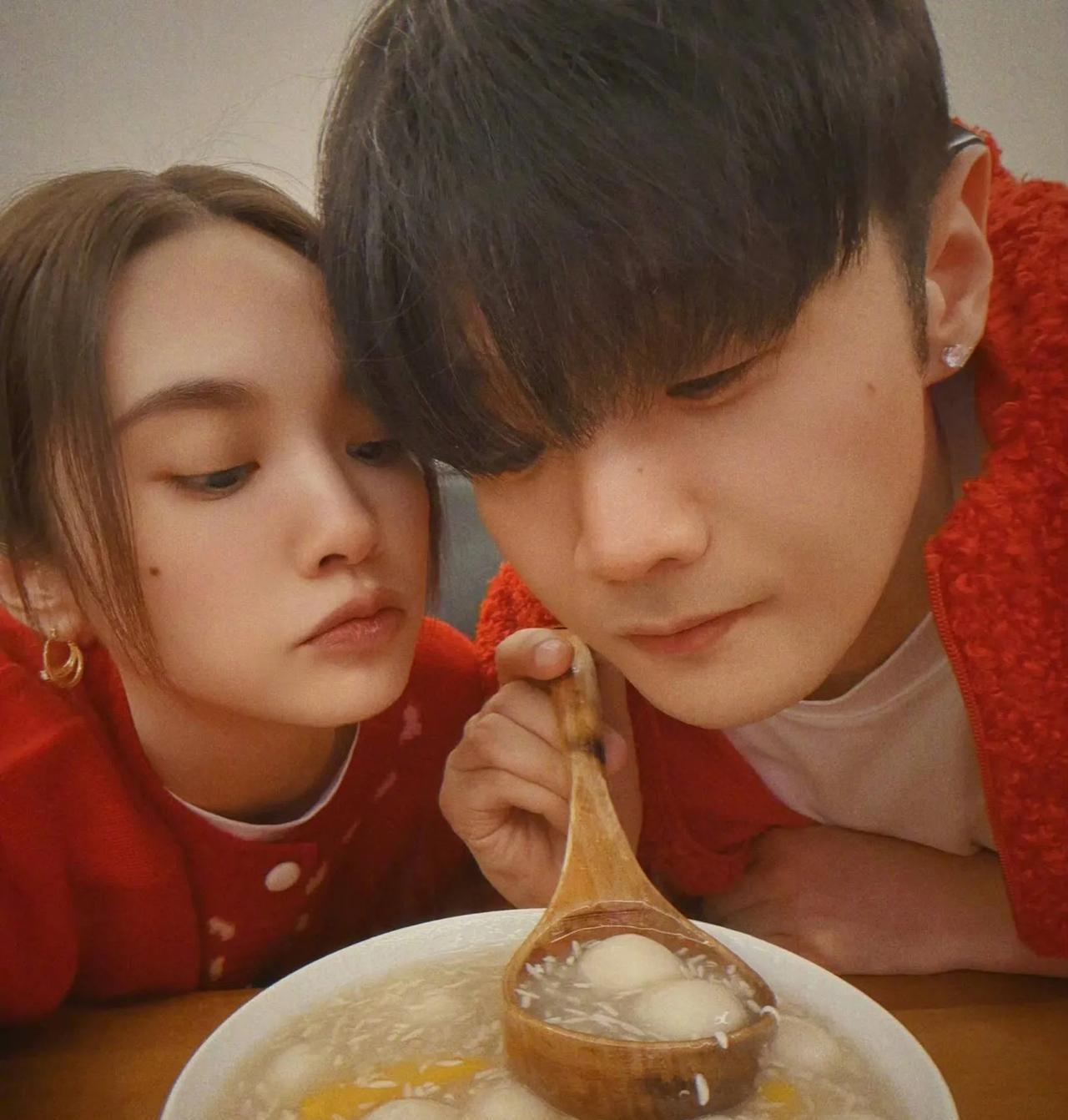 杨丞琳和李荣浩，闷声干大事！
大家通过蛛丝马迹发现，原来一年前李宇春神秘前往泰国