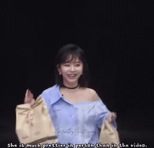 松松这是探班哪个剧组呢？
这是演啥片段，王鹤棣一上来就掐住我们松松的娃娃脸，还挺