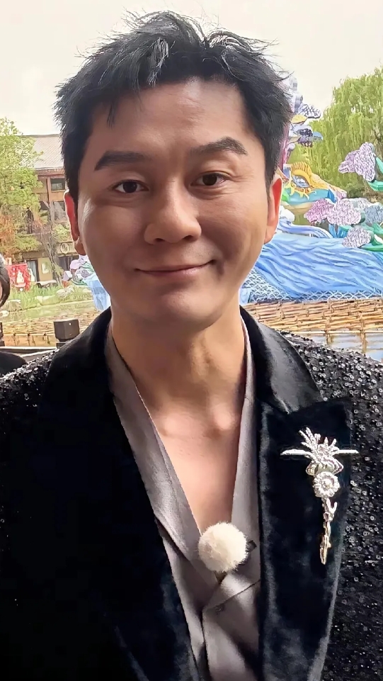 我现在算是有点懂李晨了。辛勤劳动在《跑男》里，像我们一样为了生活打工。
他这人其