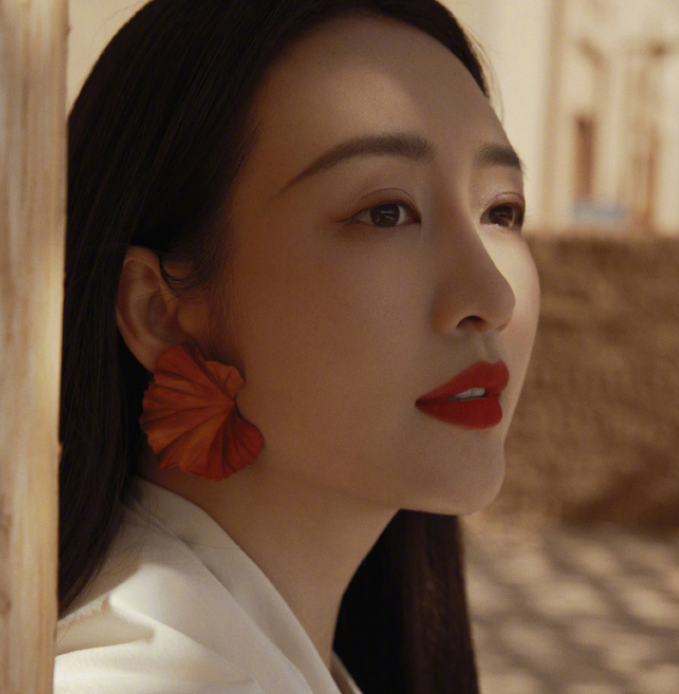 王鸥的明艳妆造，这状态真的很可以，浓颜系的美人，是你喜欢的吗？