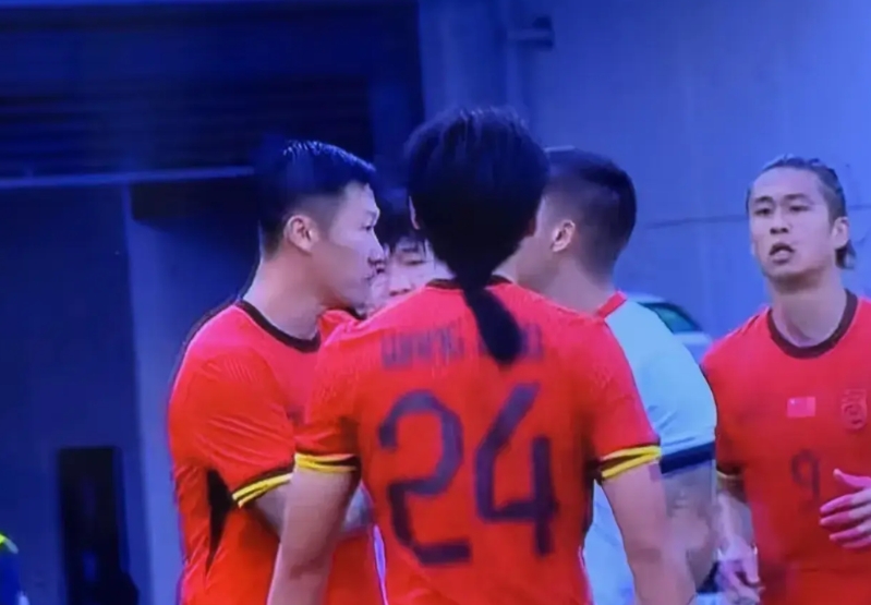 国足与香港队发生冲突，网上对国足队一片讨伐声。
奇了怪了，明明是香港队不尊重国足