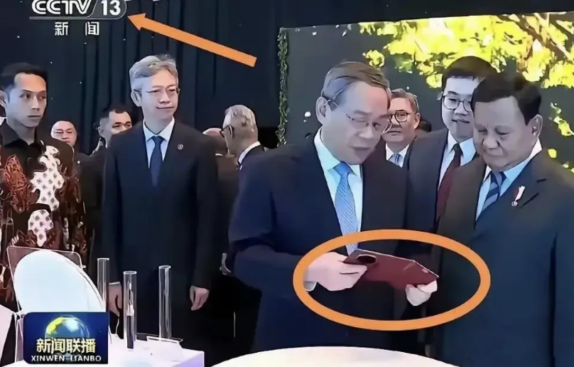 新闻联播看领导给印尼总统介绍华为三折叠手机，上次还有西班牙国王。
据说这款手机在