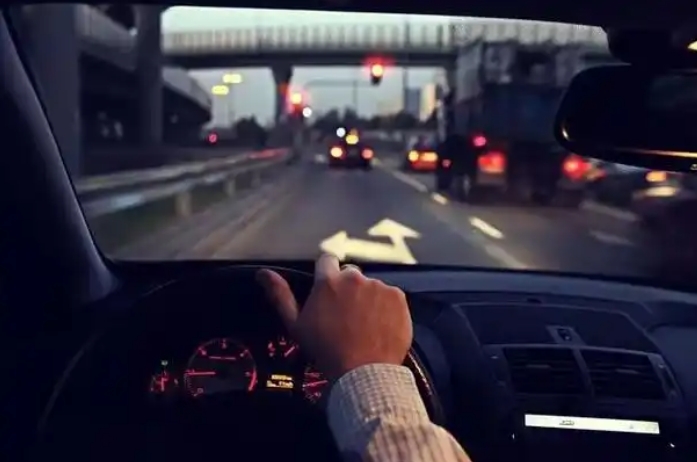开车30年，跑了200万km的老司机表示，手动挡的优势是自动挡取代不了的。
其实