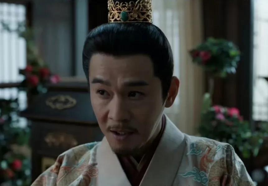 乔振宇，你在《藏海传》的酱油没把打！
永荣王爷本来被观众寄予“厚望”。
猜他是面