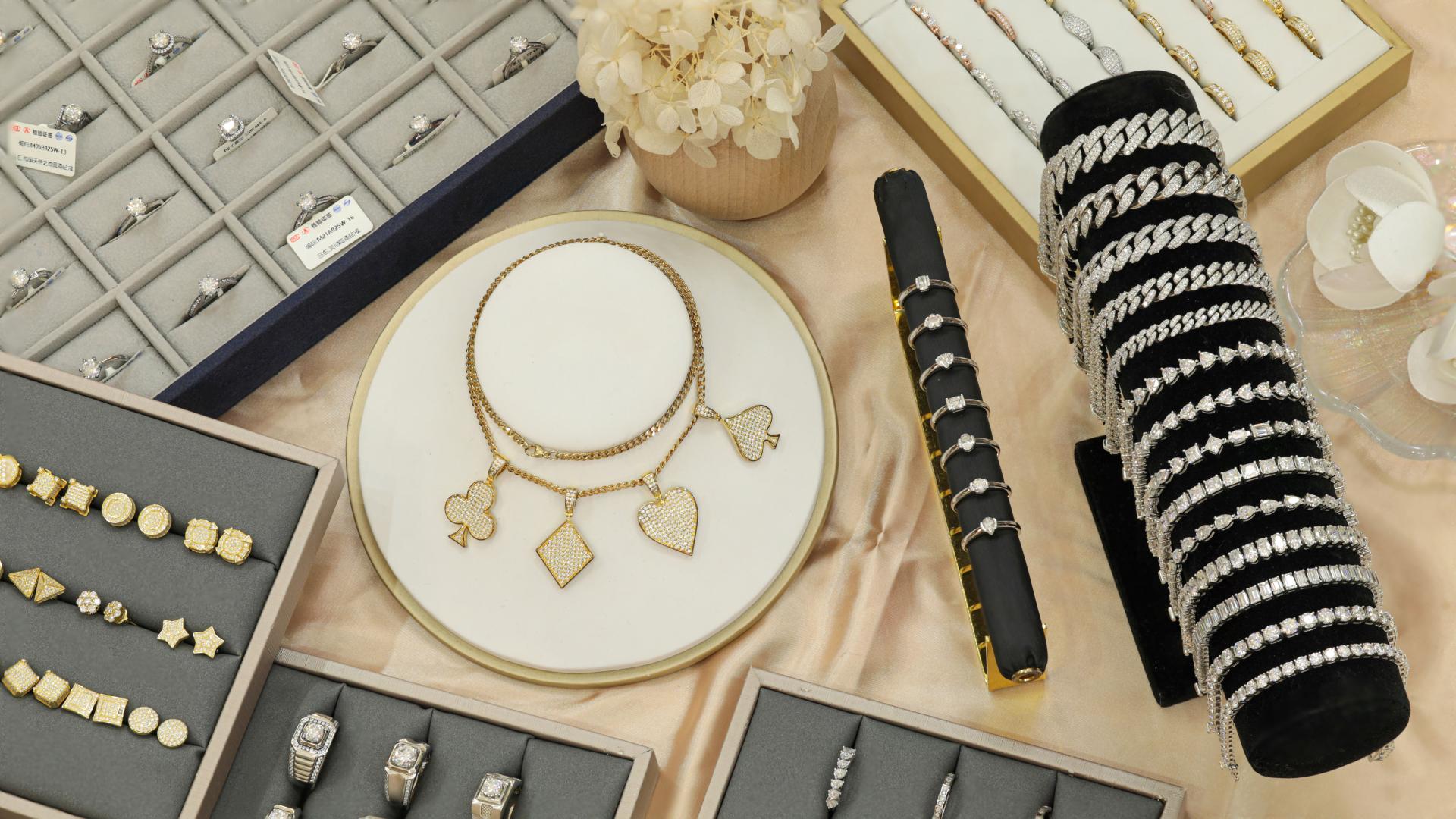 银镶培育钻，圣诞礼物优选吗？