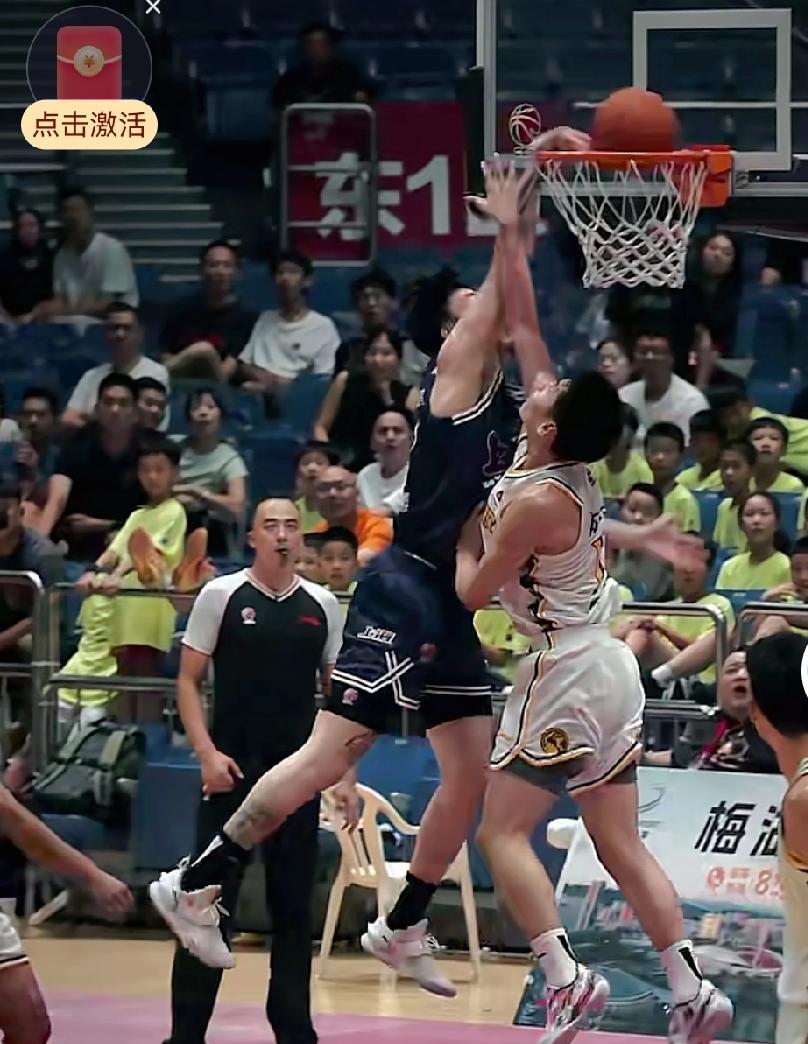 张镇麟扣篮都尺寸不够，上海引援真的很失败，球迷喊“退货”就是瞎折腾
汕头球迷喊“