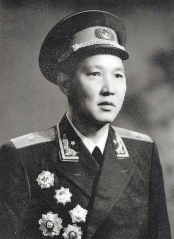 一战瘦了25斤的开国将军是谁？他就是开国少将傅崇碧。抗美援朝第五次战役后期，正当
