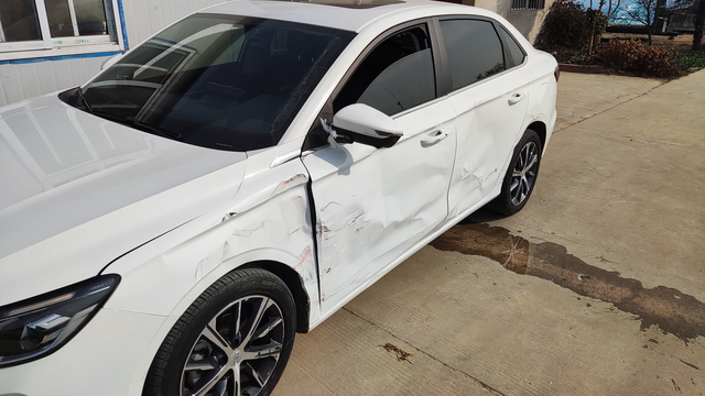 第一次这么严重的车祸
半挂侧后追尾，车身旋转90度