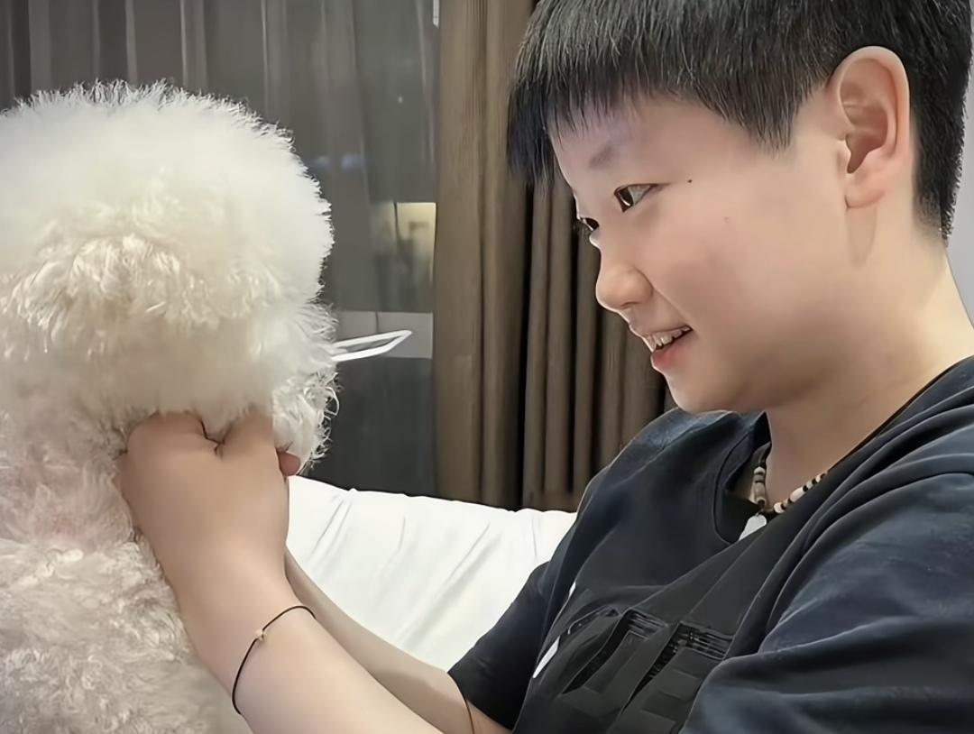 跟狗狗玩耍的莎莎。
好有爱的画面啊。
有种岁月静好的感觉。
莎莎繁忙的训练比赛之