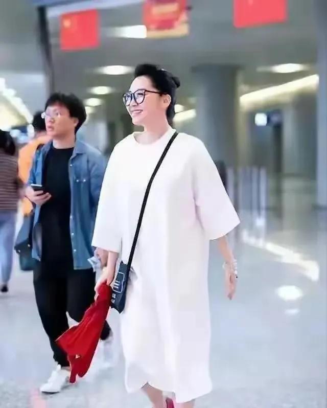 不老女神许晴胖了不少，今年五十六岁的许晴，气质风度没有变，依然是大家喜欢的影视明
