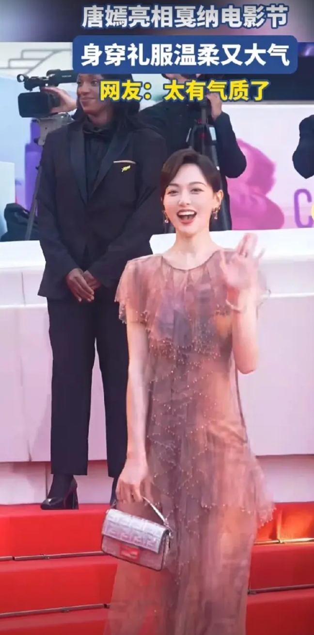 唐嫣亮相戛纳电影节，身穿粉紫色蕾丝礼服温柔又大气！

网友感慨：太有气质了！
