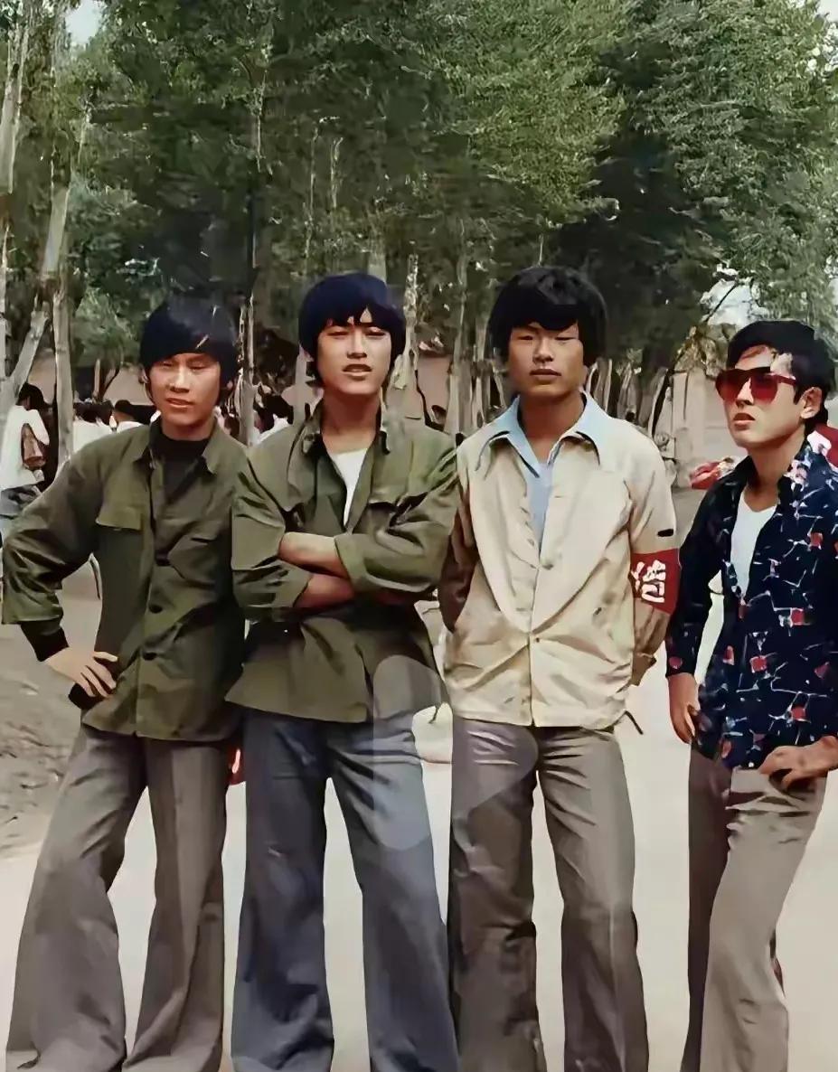 穿过这种裤型的你，想必也都是60多岁了吧，这种喇叭裤当年可是非常的流行，喇叭裤，