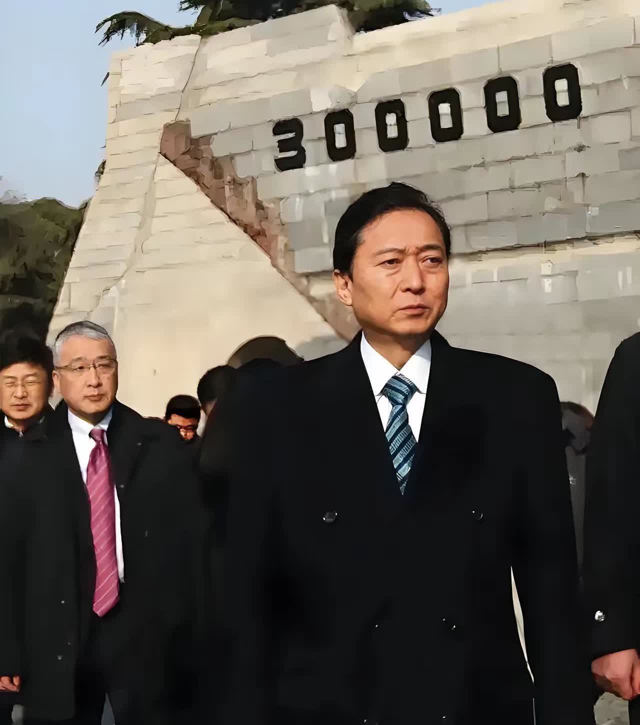 在日本政府动用外交手段呼吁其他国家不参与中国阅兵时，公开来参加中国93阅兵的鸠山