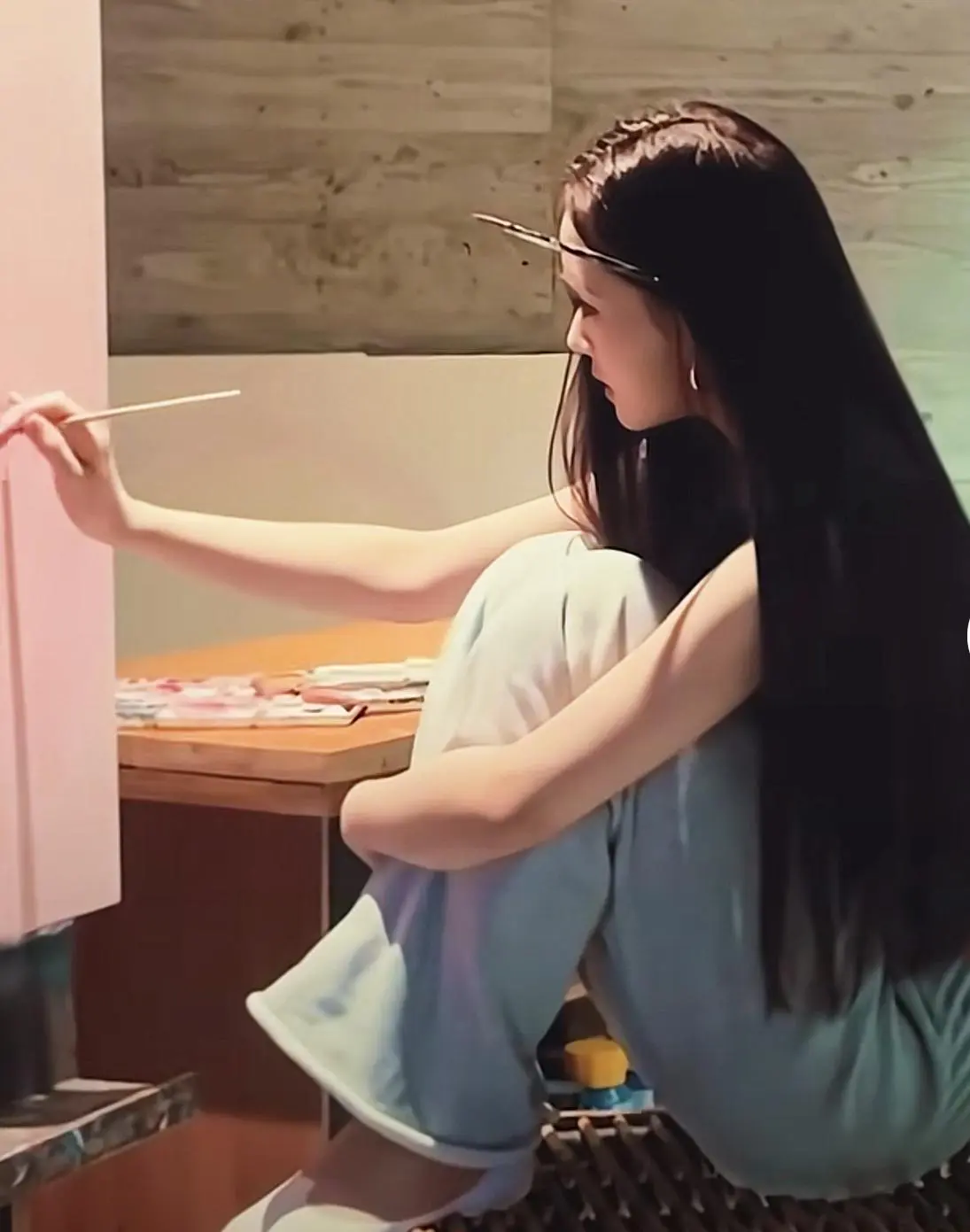 女大十八变，小S的二女儿正筹备开个人画展呢，长得亭亭玉立的她，那一头乌黑亮丽的长