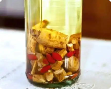 云南，男子到一户人家做工，与主家一起吃早饭，等主家吃完离开后，没吭一声自行饮用了