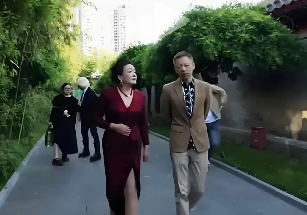 万万没想到，
张兰女士现身时这般吸睛。
一袭酒红色修身长裙如流动的葡萄酒，
V领