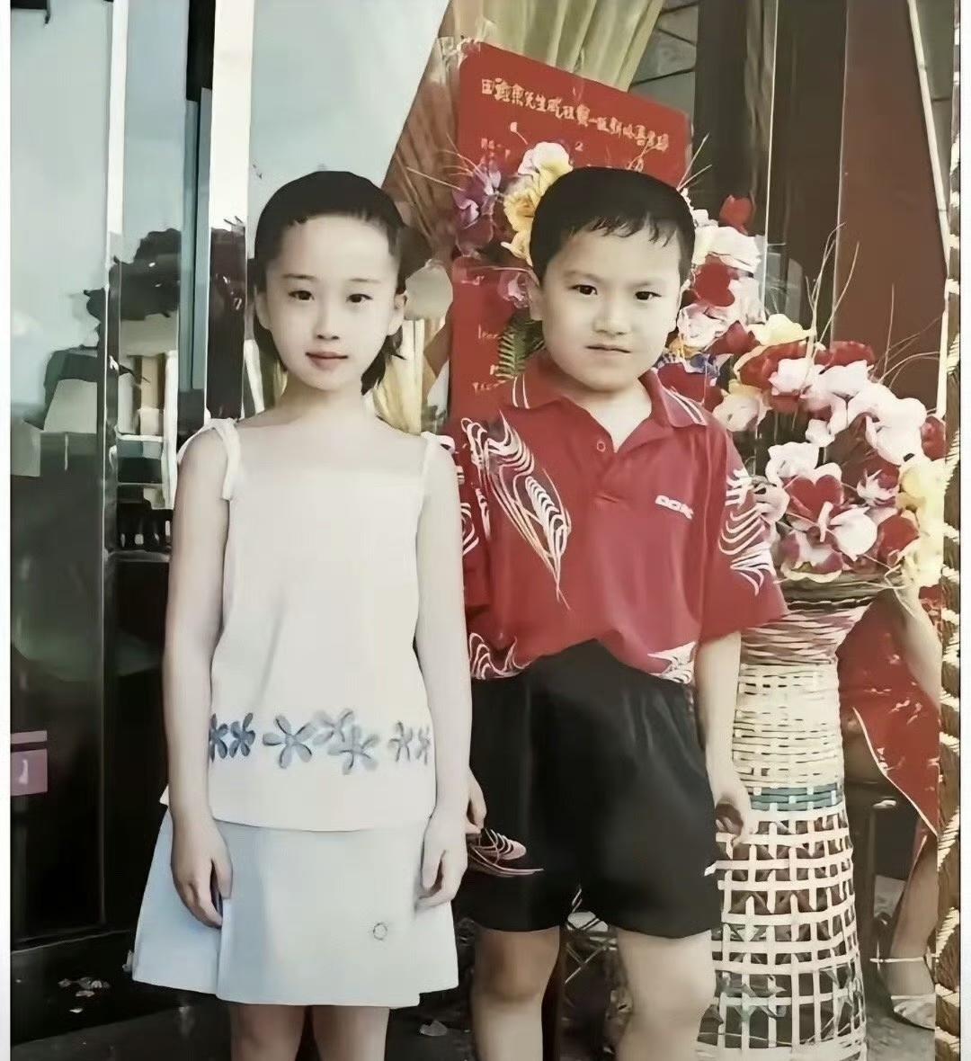 图中的小男孩是梁靖崑，旁边据说是他姐姐，大胖因为太胖被送去打乒乓球此刻具像化了，