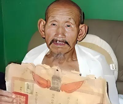 1994年，河南一73岁老农因欠债不还被列为老赖，法院人员上门时，他害怕的躲了起
