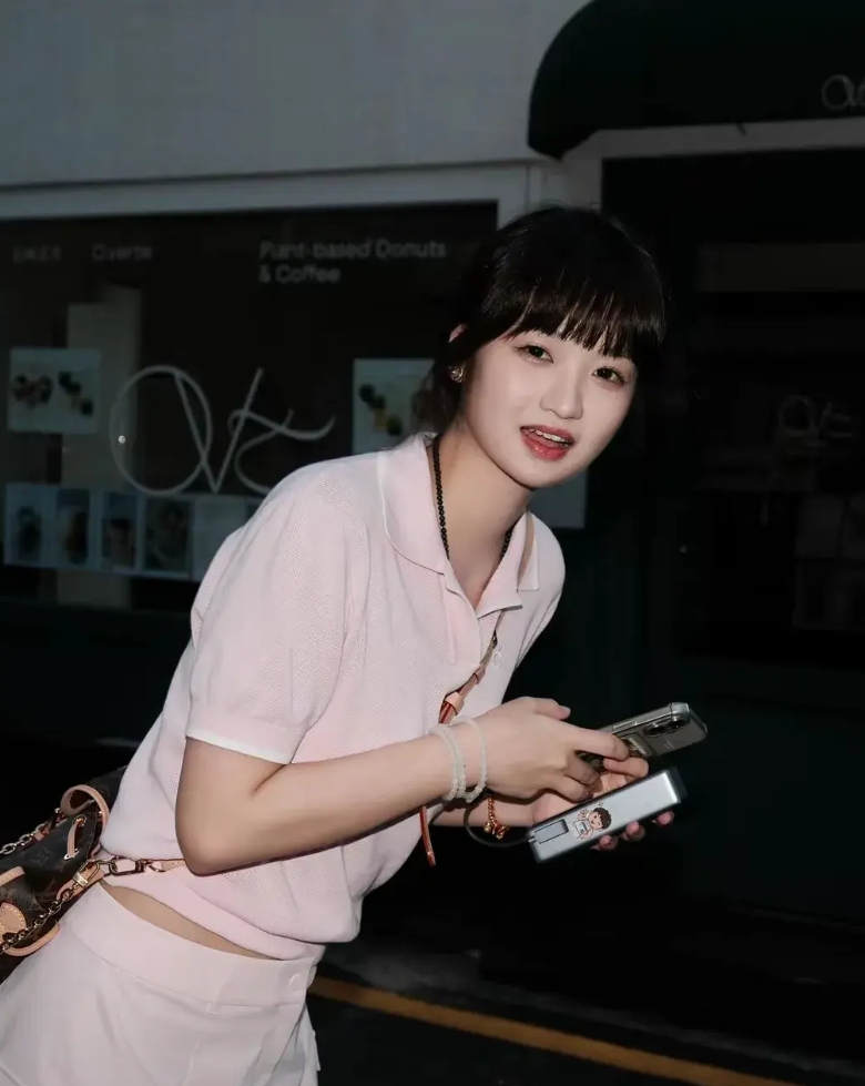 杨瀚森的女朋友长的还挺漂亮，一看就是那种有教养、乖巧的邻居家女孩，杨瀚森即将赴美