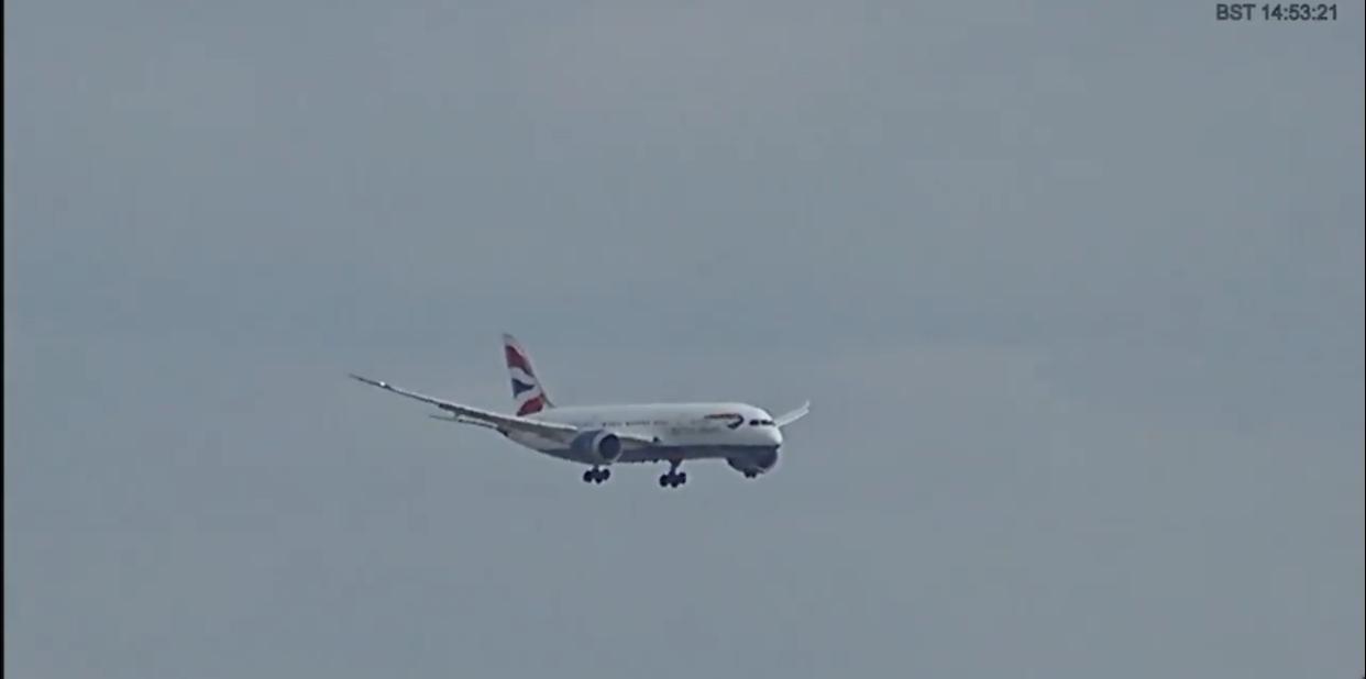 一架波音787-8客机因出现