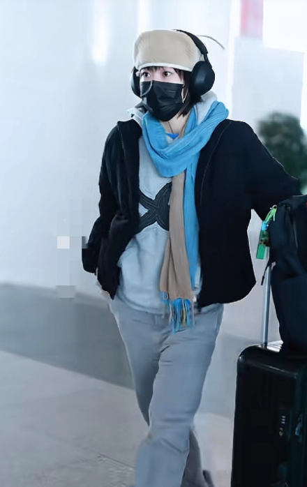 窦靖童的眼睛清澈明亮，这人肯定聪明善良。跟王菲一样洒脱，与世无争的感觉