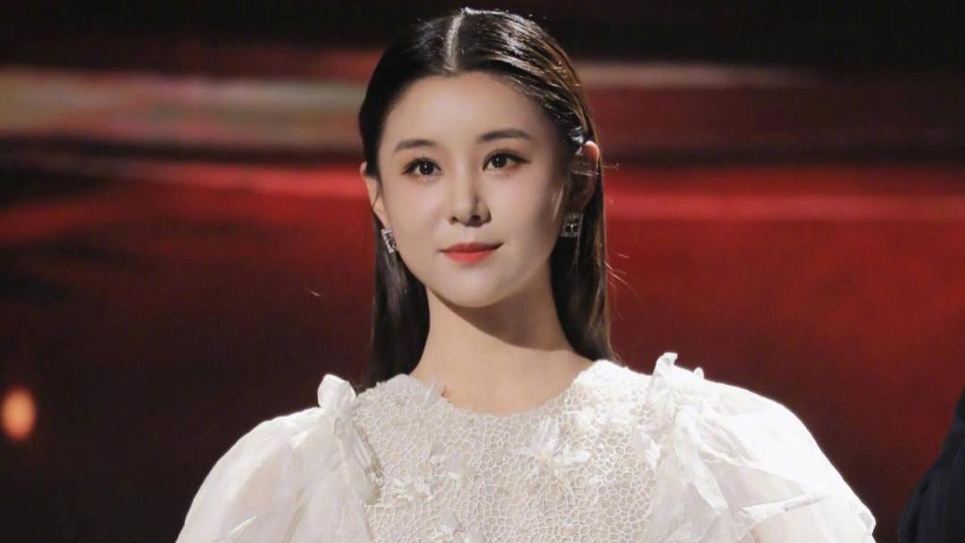 冯巩女儿: 从不拍吻戏，如今年近40的她仍像18岁