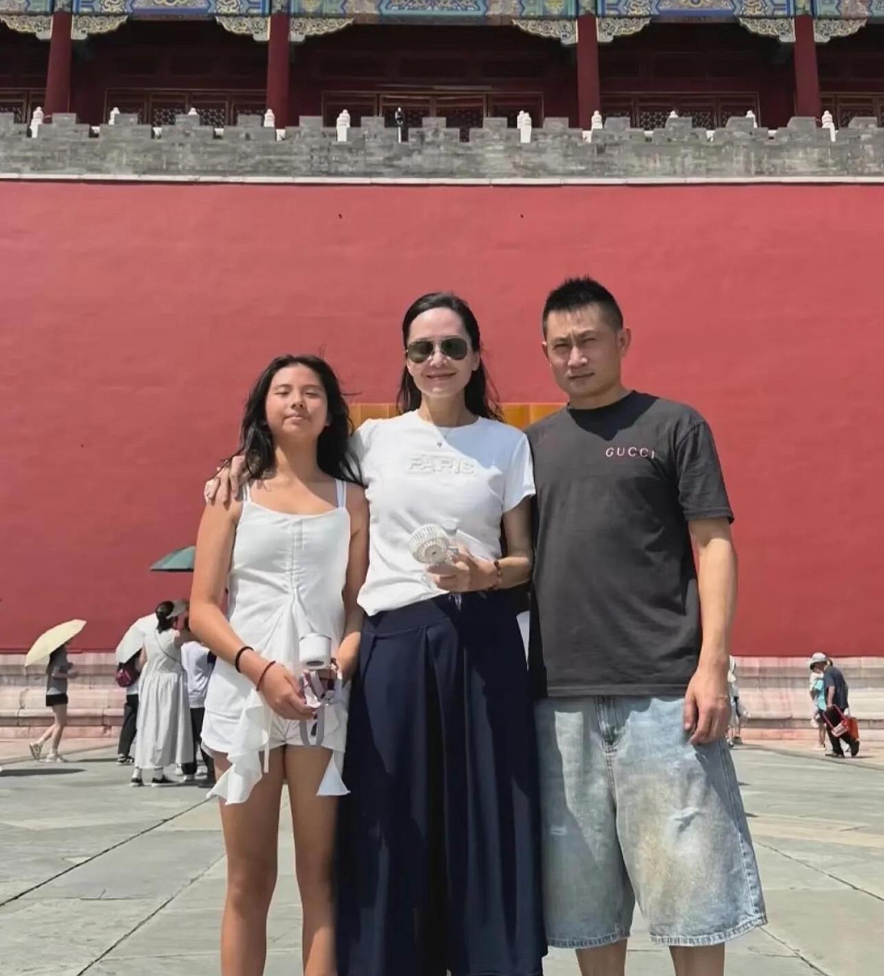 被51岁的郭羡妮惊艳到了，她这身材保养的也太好了吧，看起来就像40岁的人。和老公