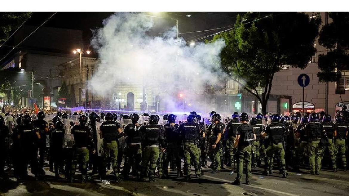 塞尔维亚议会议长称抗议者叫嚣内战
贝尔格莱德的抗议者利用集会呼吁内战。塞尔维亚议
