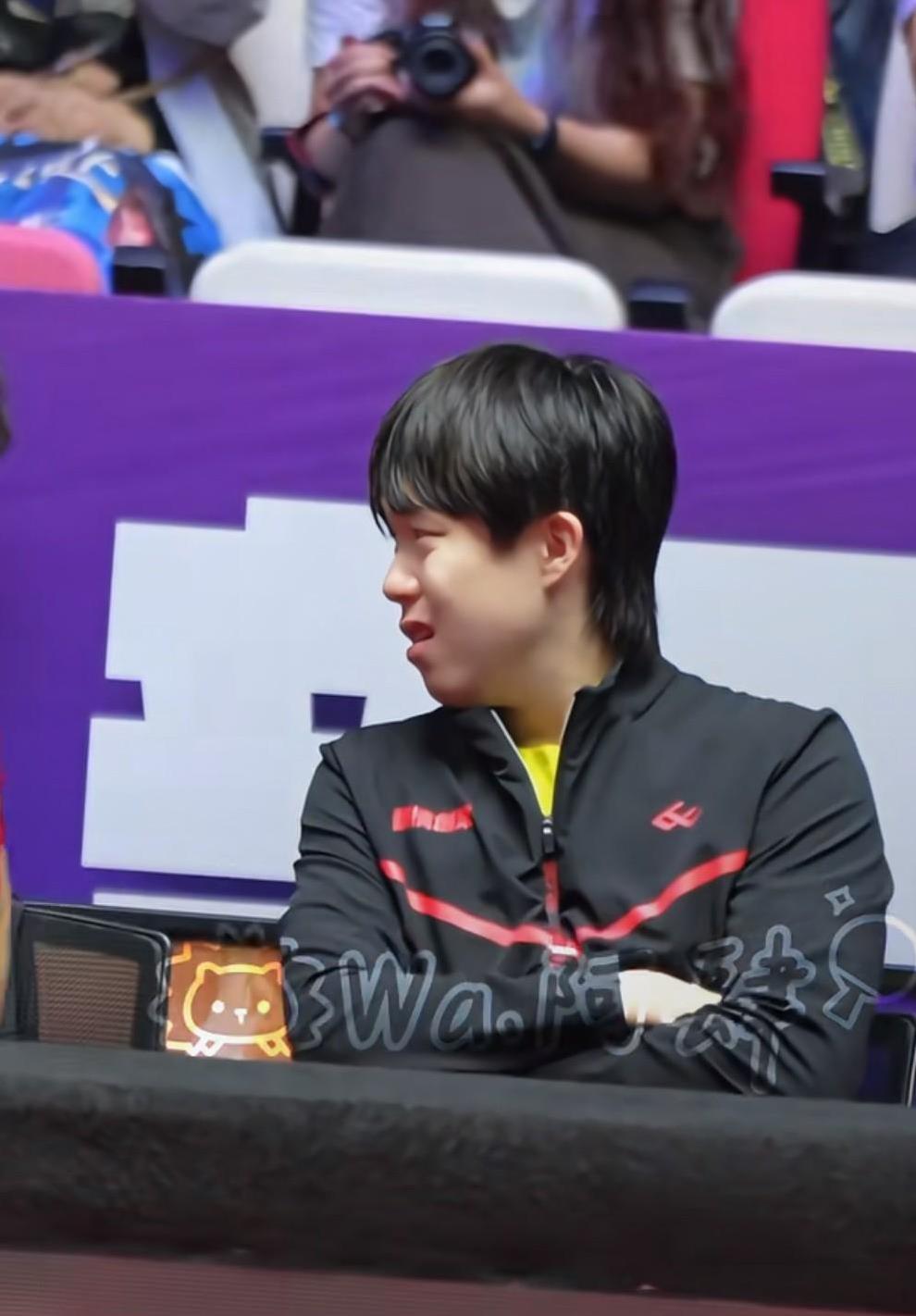 头哥：周启豪啥？
黄油：满电……
头哥：啥？满电？哈哈哈
头哥这不上班真的是欢乐