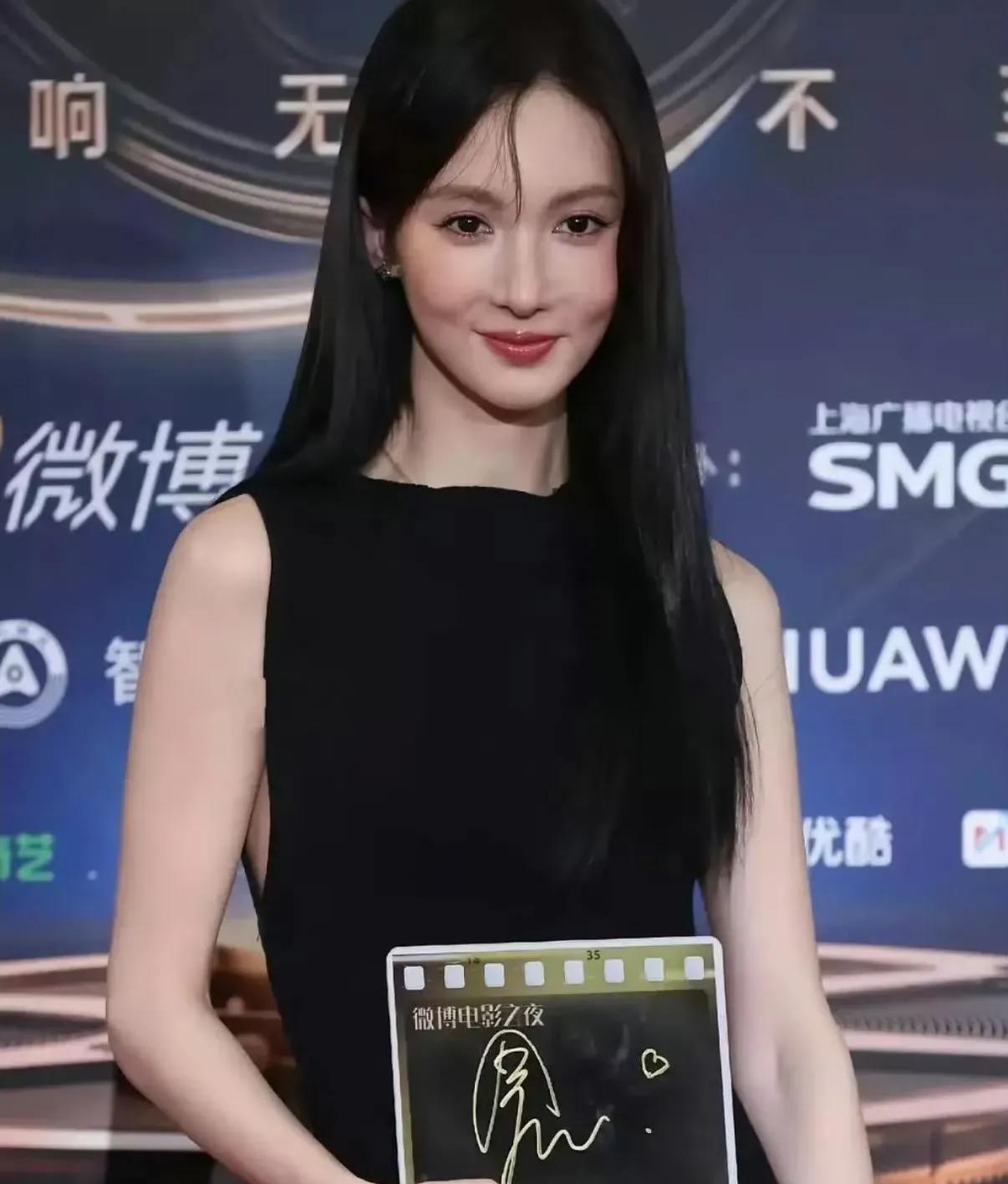 金晨你快收手吧！你这脸真不能再动了！
金晨你答应我，你这脸是真不能再动了，再动就