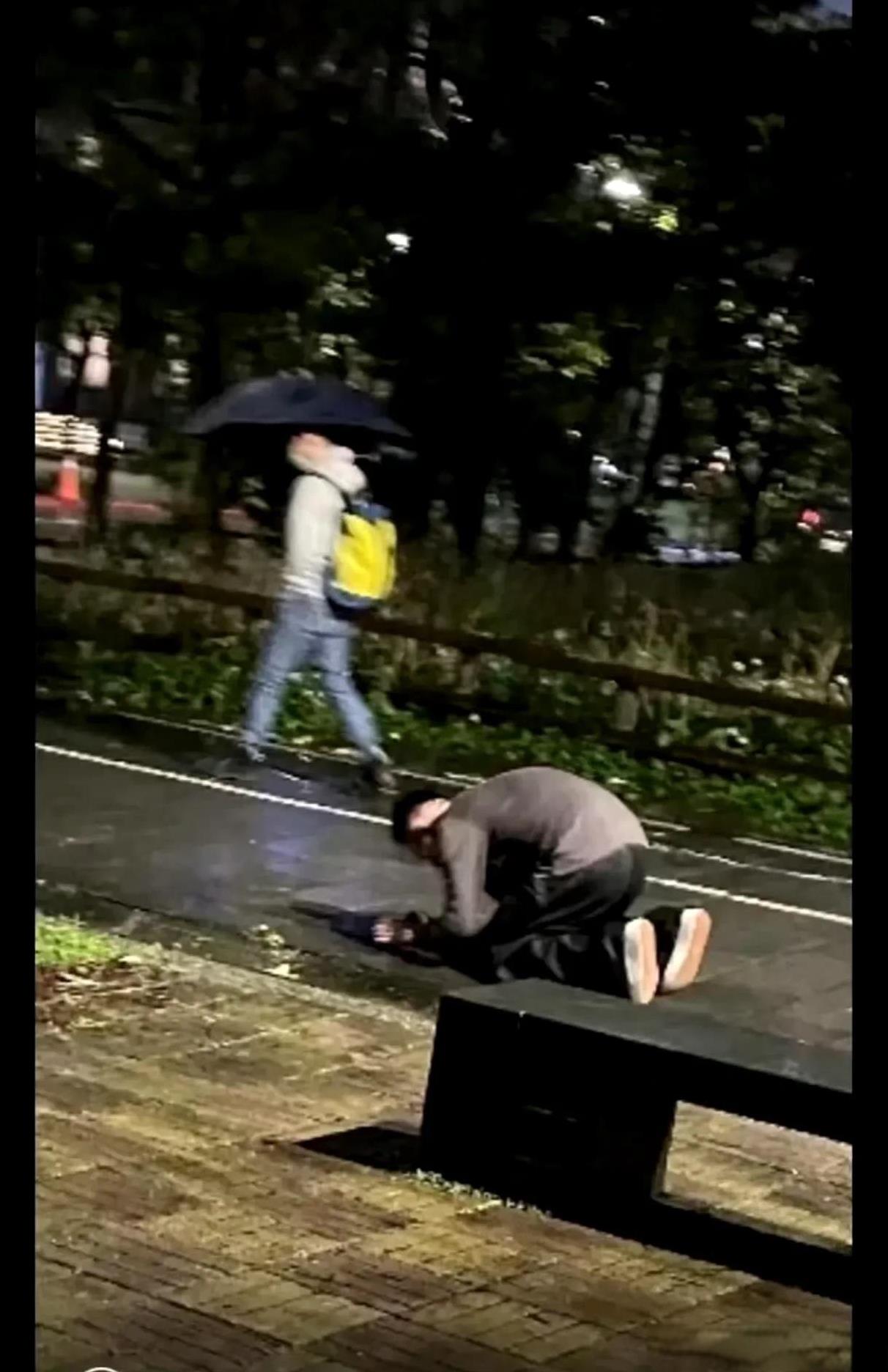 他怎么不在雨中边哭边跑边吃酸辣粉
摄影师:追拍那是另外的价钱
不在家里哭就是为了