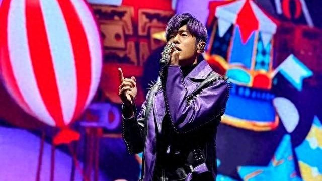 林志颖带儿子看杰伦演唱会，50岁还像年轻小伙 儿子眉眼像爸爸