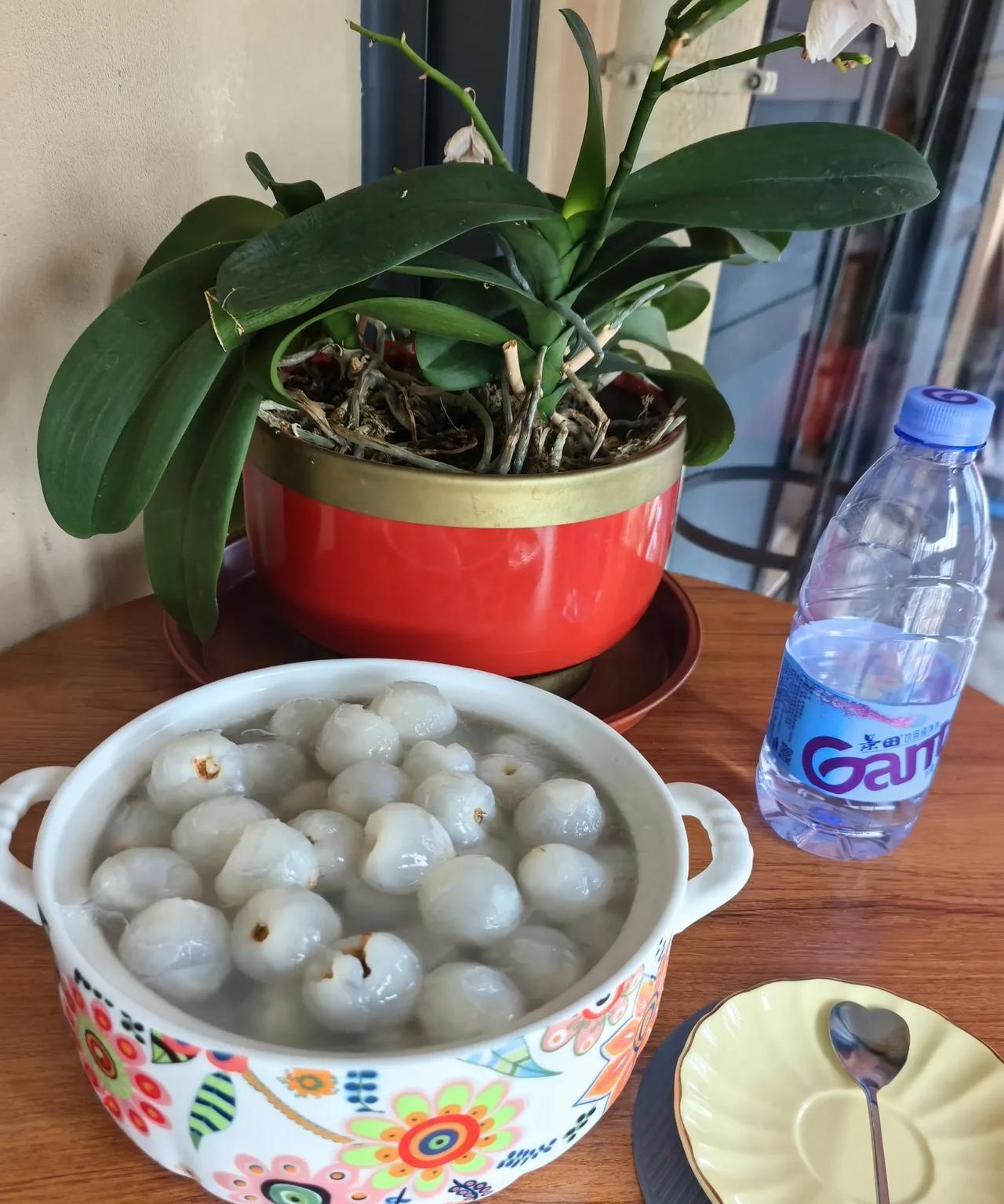 这个是荔枝最好吃的方法之一
广东妹纸最爱吃的水果少不了荔枝
每到吃荔枝的季节
我