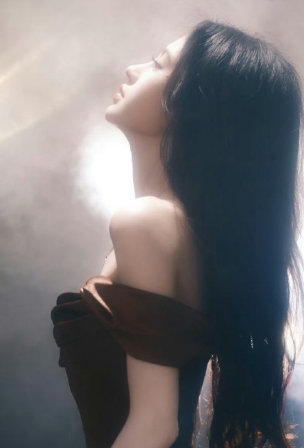 鞠婧祎只需轻轻出手，便能让我们尖叫，这真的不是美神吗？ 