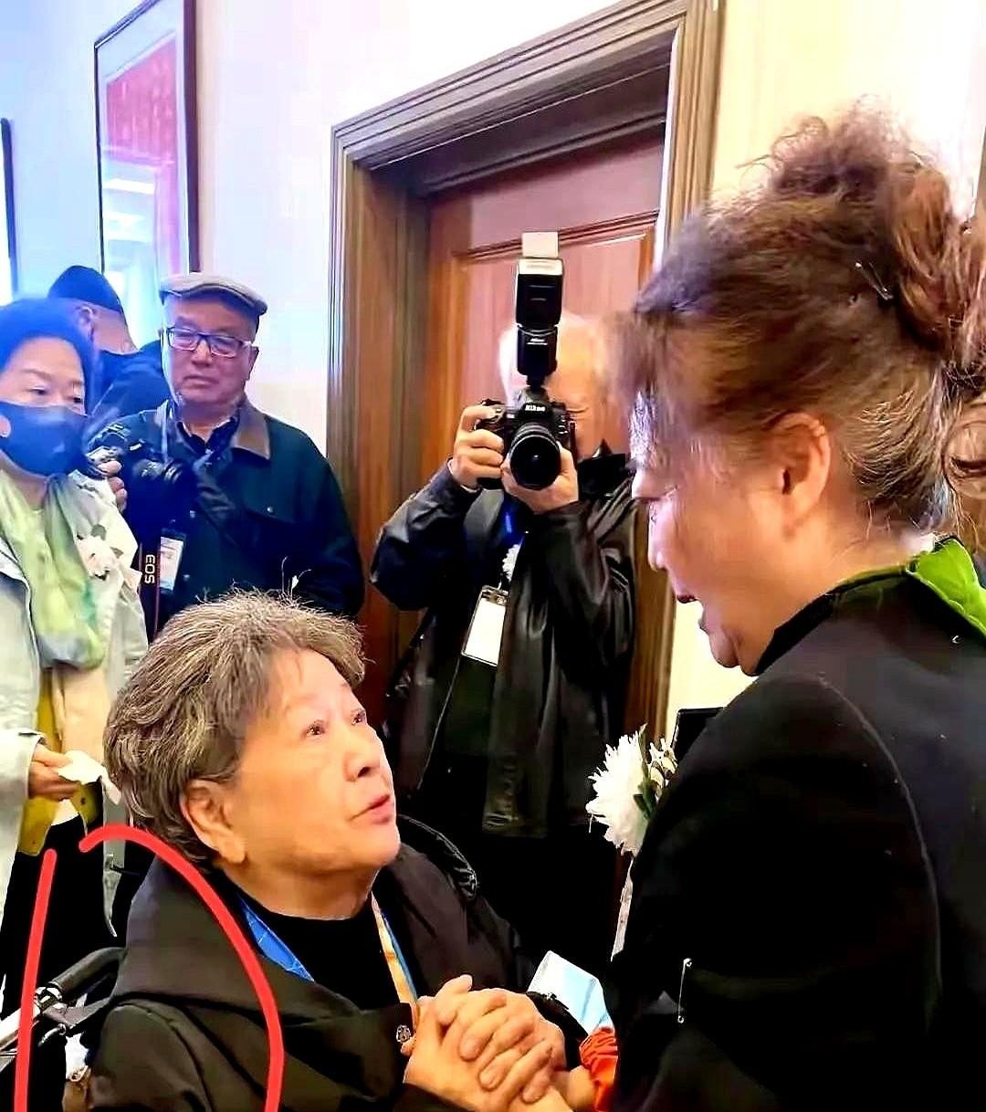 迪丽热巴未参加公公葬礼





娱乐圈的瓜总是来得猝不及防，迪丽热巴缺席公公葬