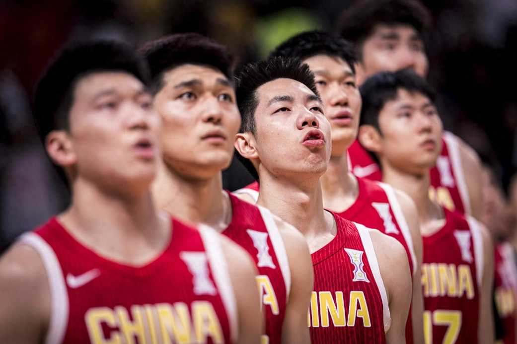 65天征程，90堂训练课，12场比赛，23名运动员，1个目标。中国男篮结束了这个