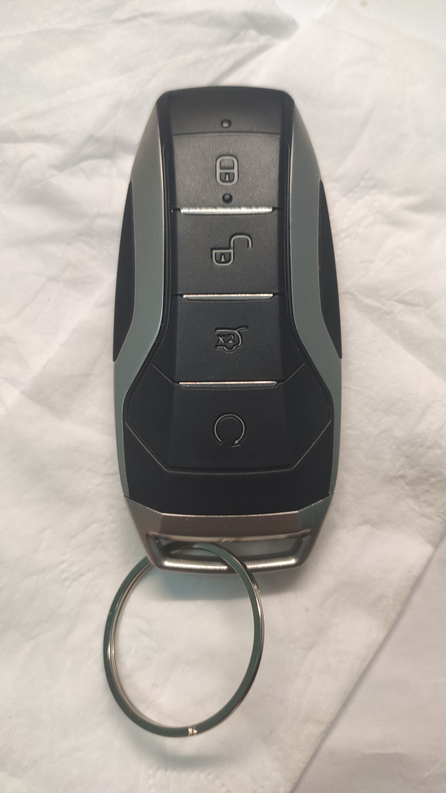 周日提了车希望能请下来假去上牌
车钥匙挺沉的，金属框应该是实心的，特别有分量，赠