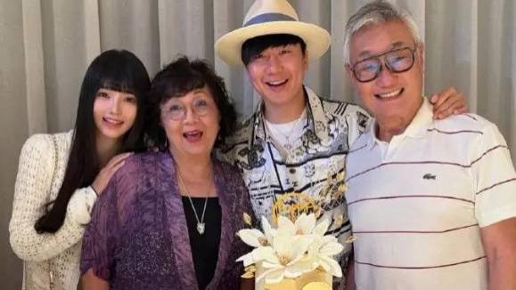 林俊杰官宣恋情24小时传孕！经纪公司火速否认：无怀孕计划