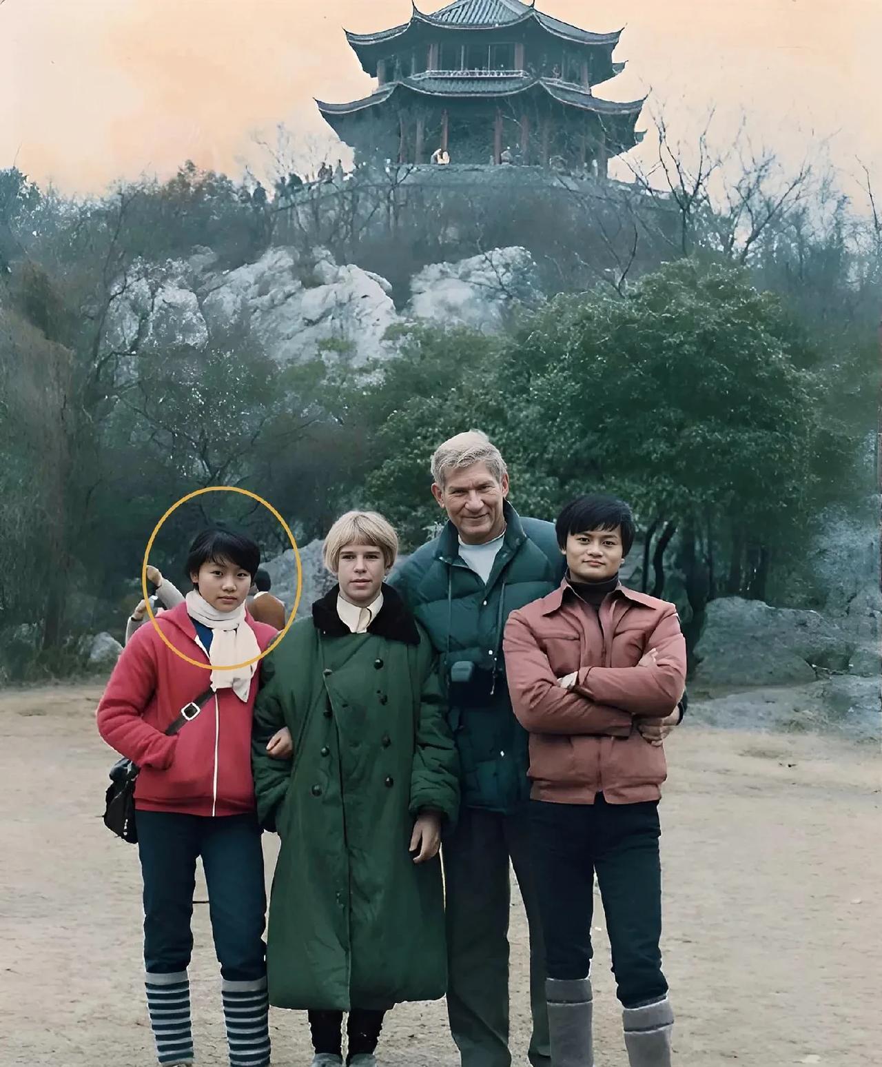 这是马云老照片啊，拍摄的时候还上世纪80年代，大概30多年吧，地点在杭州。照片中