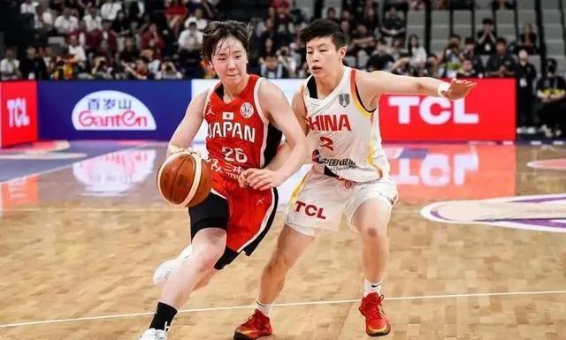 日本女篮的田中心成为中国女篮的死对头，因为她的三分球将女篮扼杀在摇篮中，落后9分