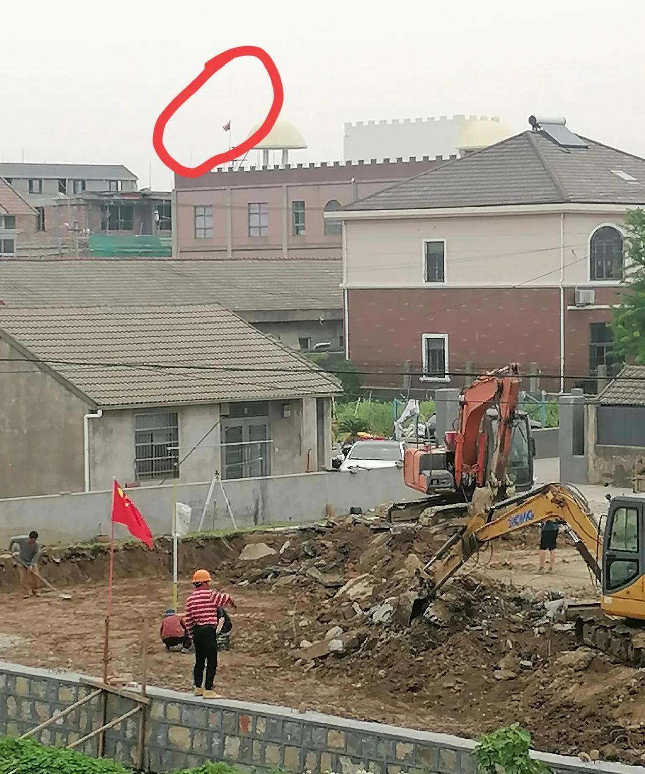 为什么农村自建房时会挂一面国旗？
虽然浙江好些地方会在自家住的屋上插一面国旗，这