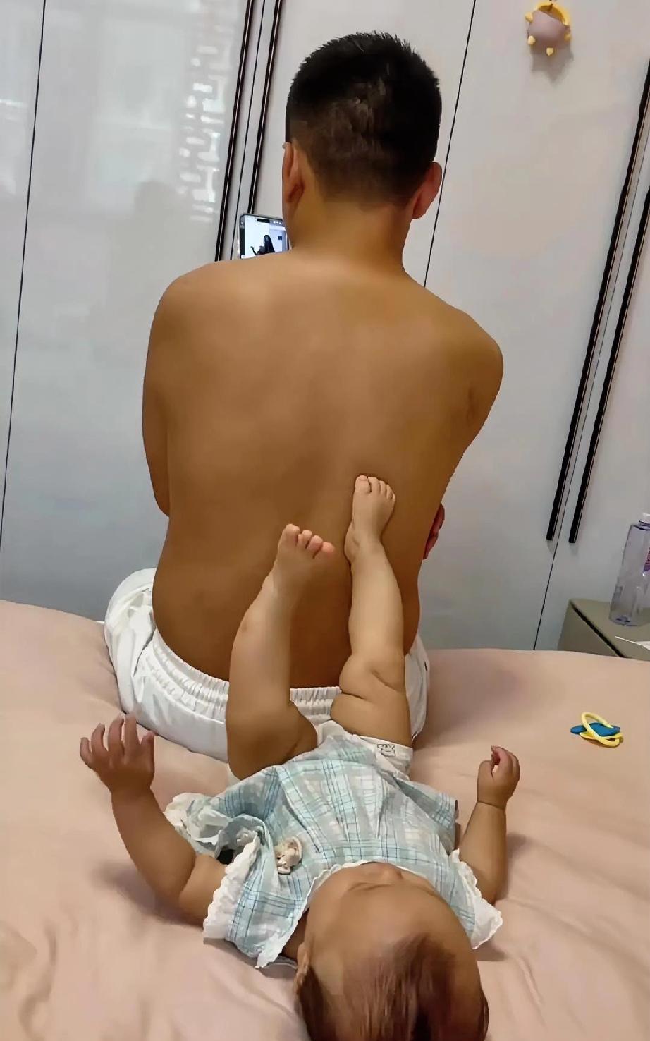 别人家爸爸带娃是受罪，我家这位带娃却是一种享受。
近日，一位网友发布视频称，她初