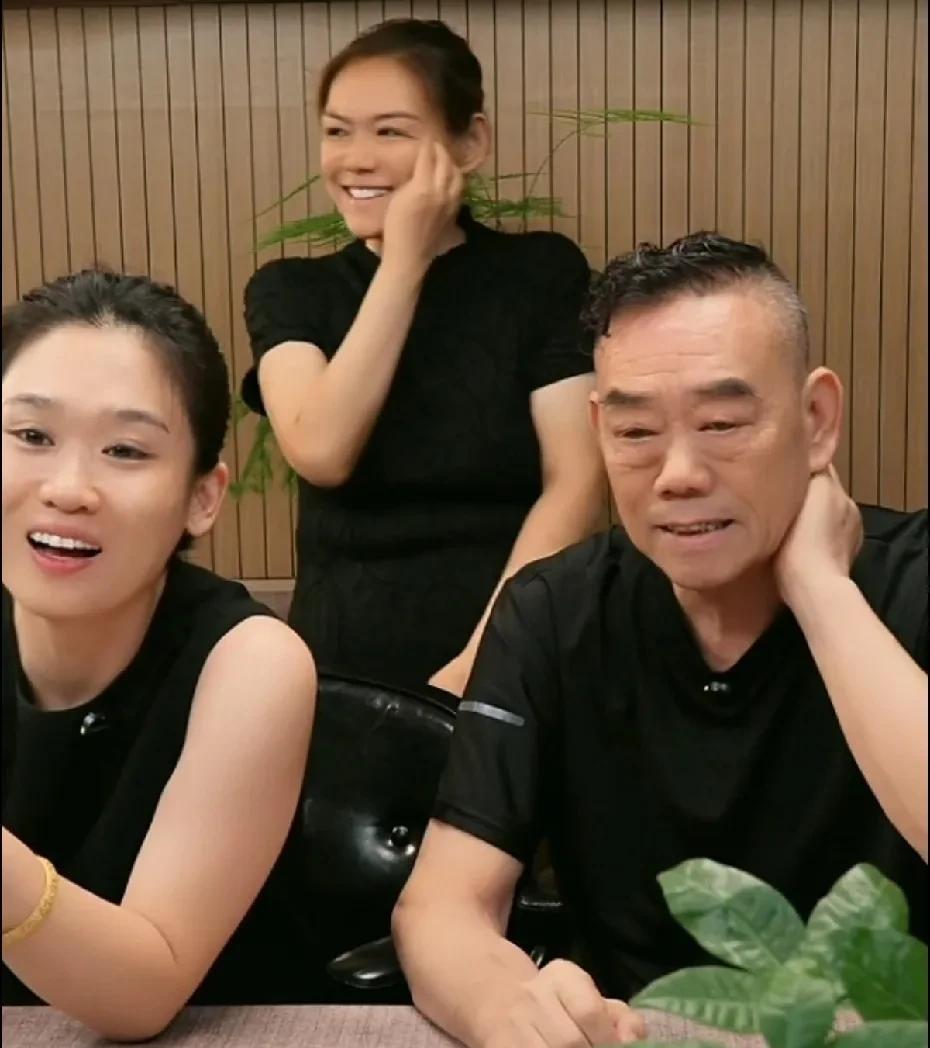 杨少华先生，在7月9日上午，坐着轮椅，出席了一家饭店的开业庆典，推他的正是他的三
